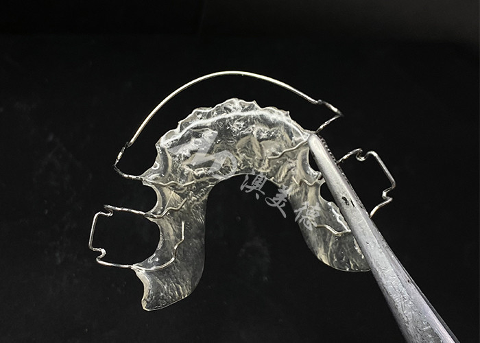 Εύκολο να φορέσετε το Hawley Retainer του AMD Dental Lab για ασφαλή και υγιή ορθοδοντική