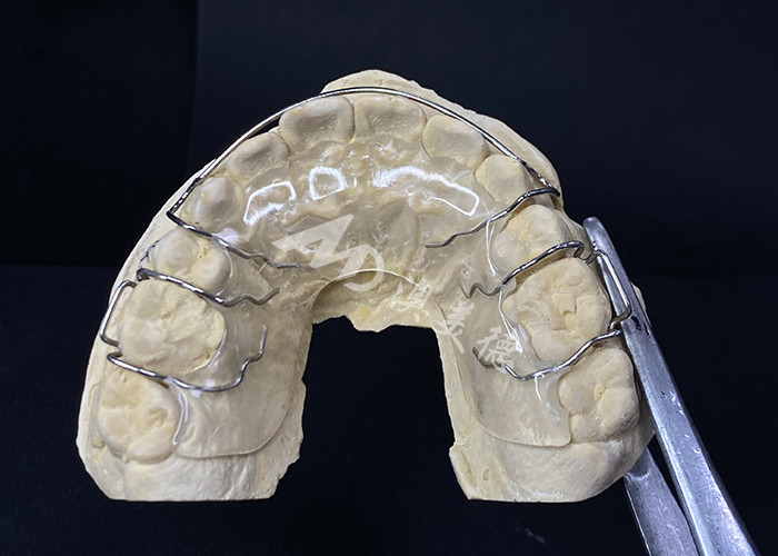 Εύκολο να φορέσετε το Hawley Retainer του AMD Dental Lab για ασφαλή και υγιή ορθοδοντική